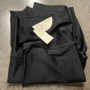 Aerie 7/8 length shine ribbed high waist legging.